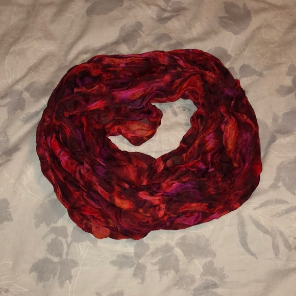 Red patterned loop scarf - Picture 7 of 7